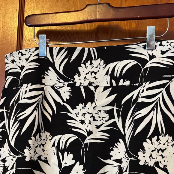 Floral Black and White Women's Skort - Picture 4 of 6